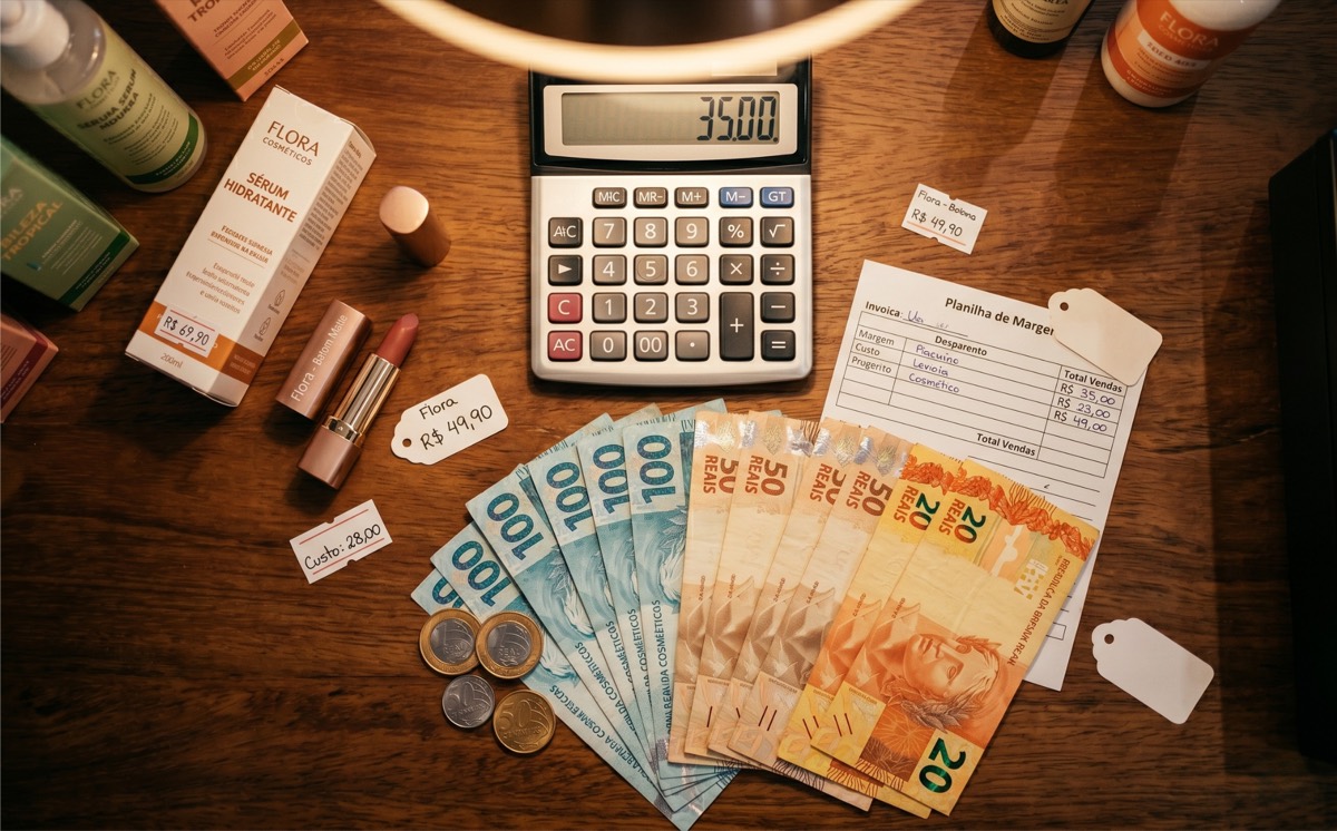 Calculadora e produtos representando margem e preço